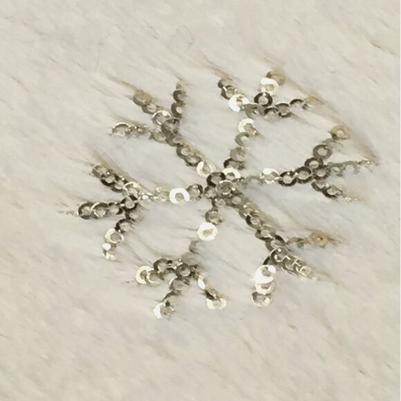 NEW THRO Gold Sequins Snowflakes Ivory Faux Fur Throw Blanket Christmas Holidays - Picture 6 of 8